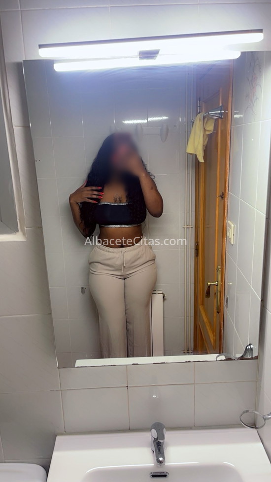 Alexandra, morena juvenil y encantadora. 624059886. Citas en ALBACETE, ALBACETE. www.albacetecitas.com.