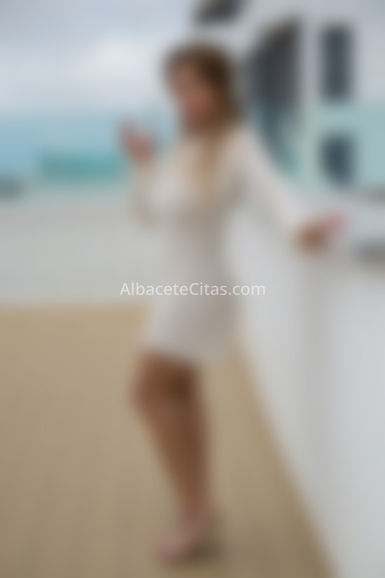 Flor, mujer encantadora y enrollada. 642865107. Citas en ALBACETE, ALBACETE. www.albacetecitas.com.