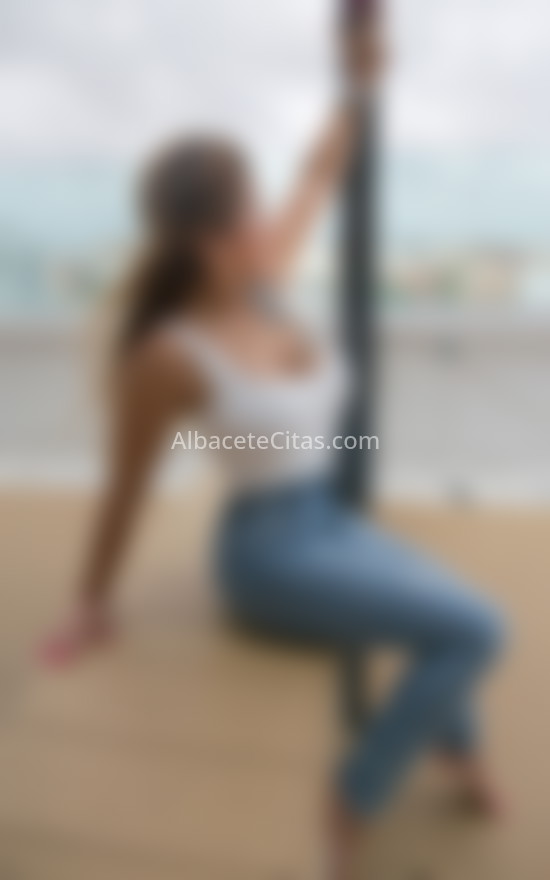 Flor, mujer encantadora y enrollada. 642865107. Citas en ALBACETE, ALBACETE. www.albacetecitas.com.