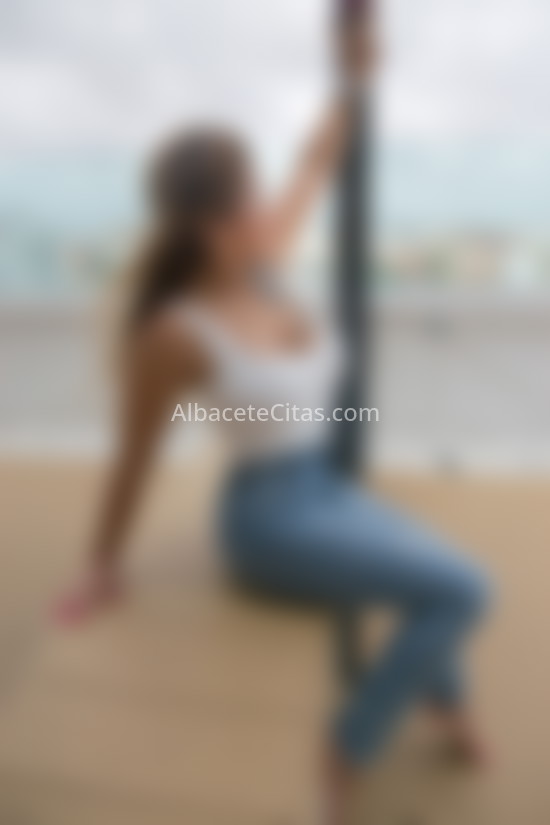 Flor, mujer encantadora y enrollada. 642865107. Citas en ALBACETE, ALBACETE. www.albacetecitas.com.